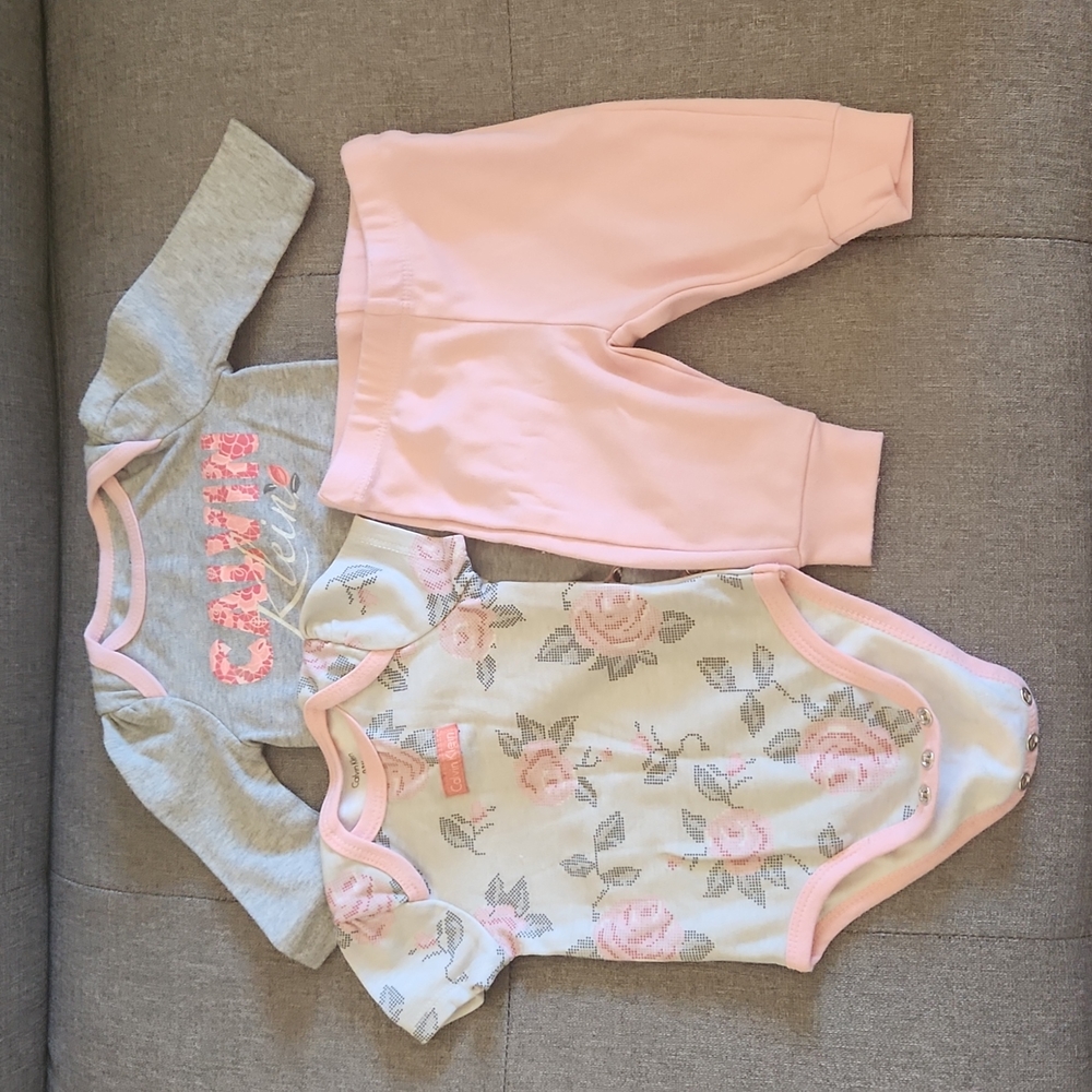 Calvin Klein 3-piece bodysuits and pants set pink gray 0-3 Months